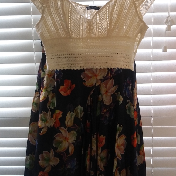 Knitted crop top with side zipper closure. - Picture 2 of 4